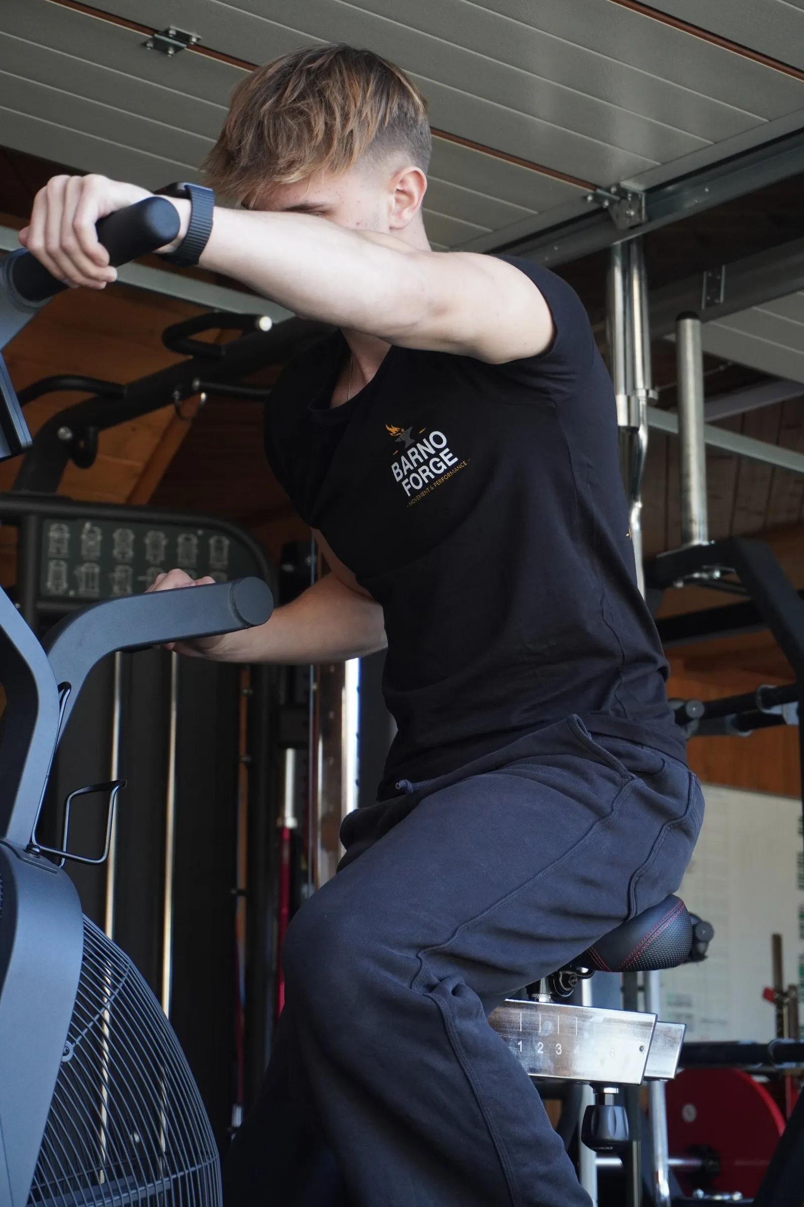 Trening na rowerze powietrznym w studiu Barno Forge
